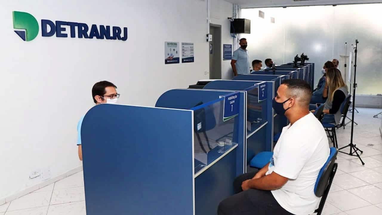 Pessoas sendo atendidas no Detran-RJ