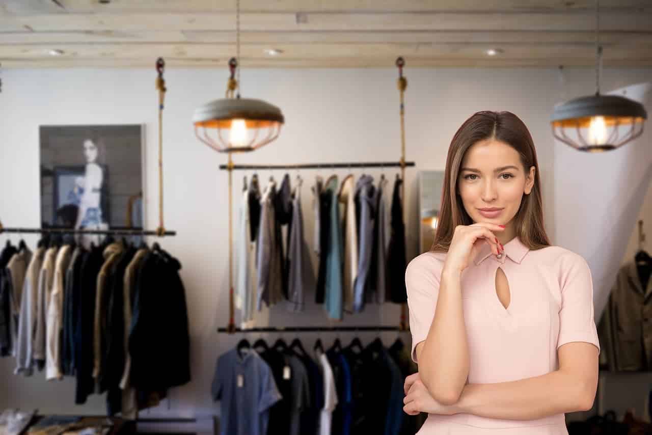 empreendedora em loja de roupas