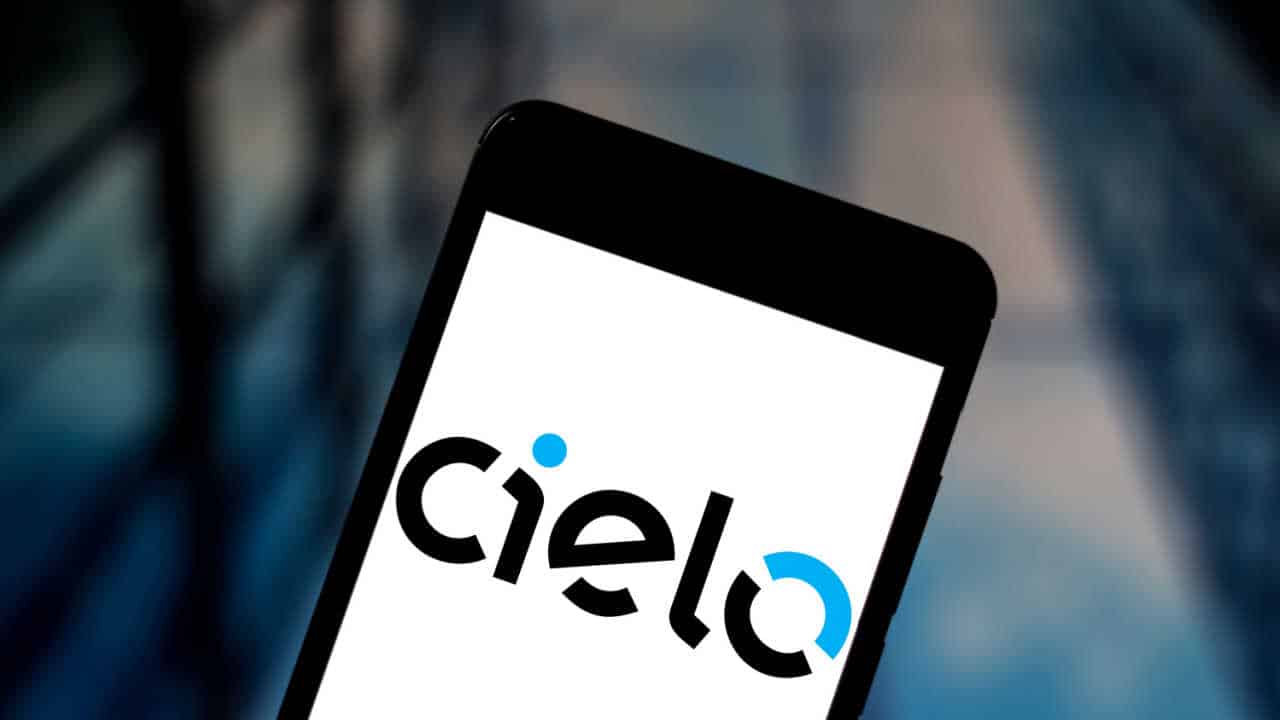 Celular mostrando logo da empresa Cielo
