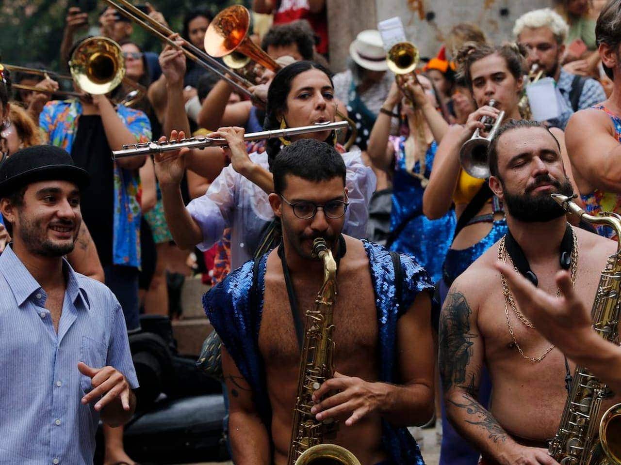 músicos e foliões curtindo carnaval