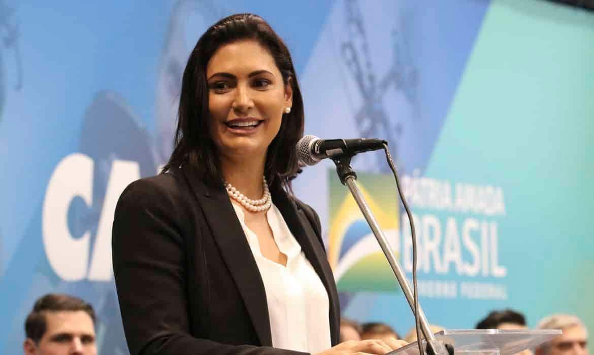 A ex-primeira-dama Michelle Bolsonaro falando durante a cerimônia