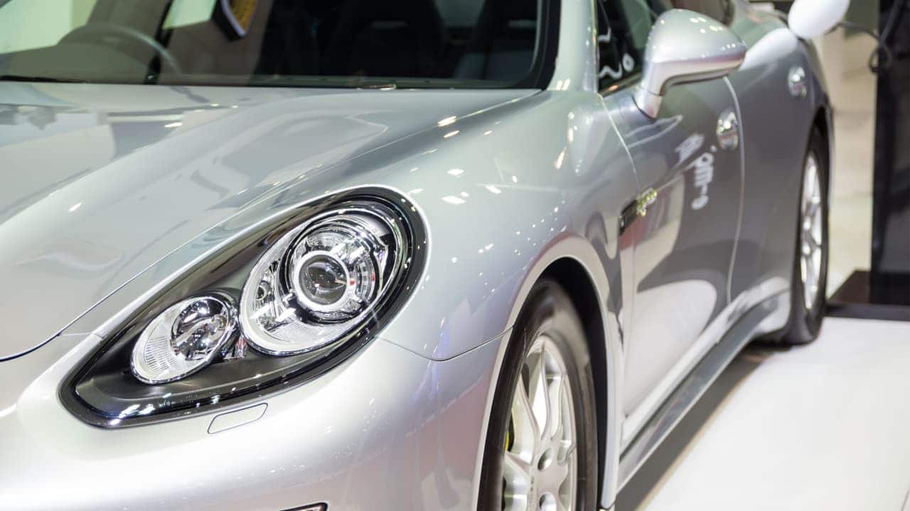 imagem de detalhes de faróis de um carro Porsche