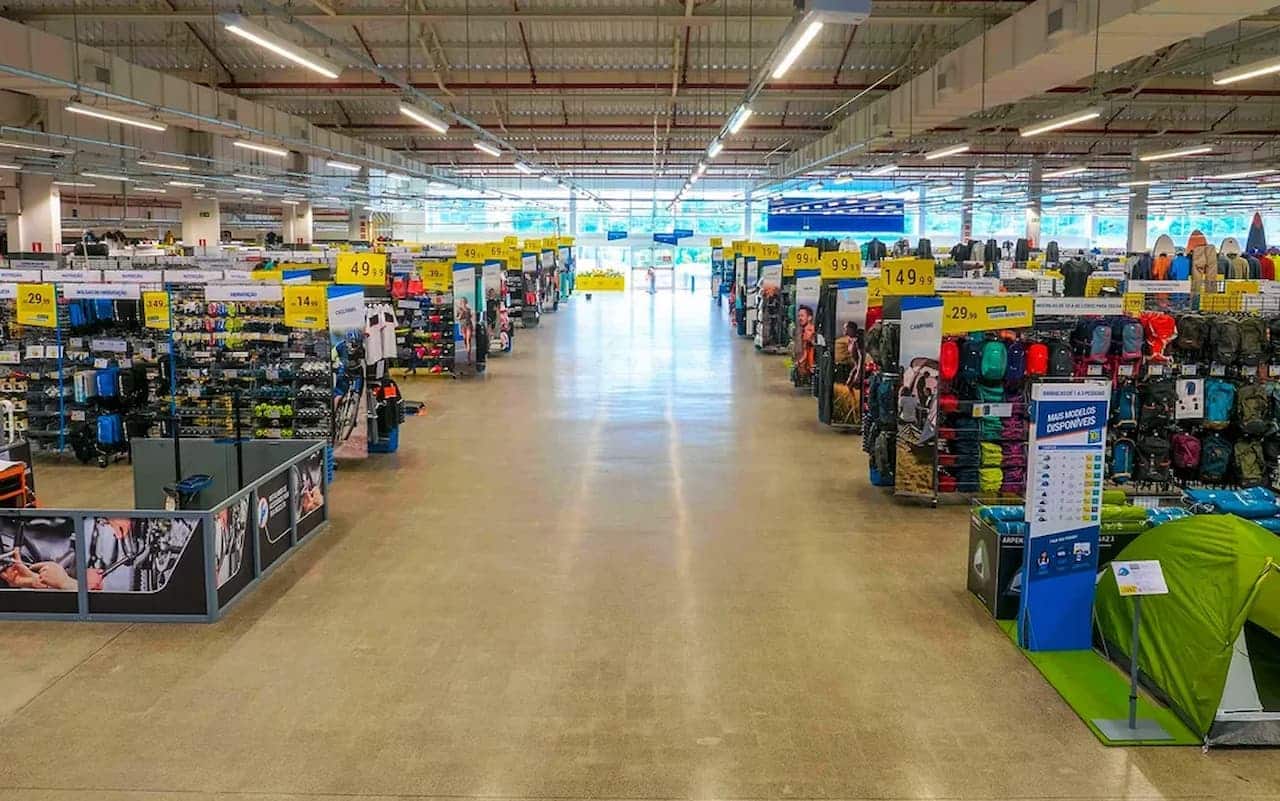 corredor de loja de equipamentos esportivos