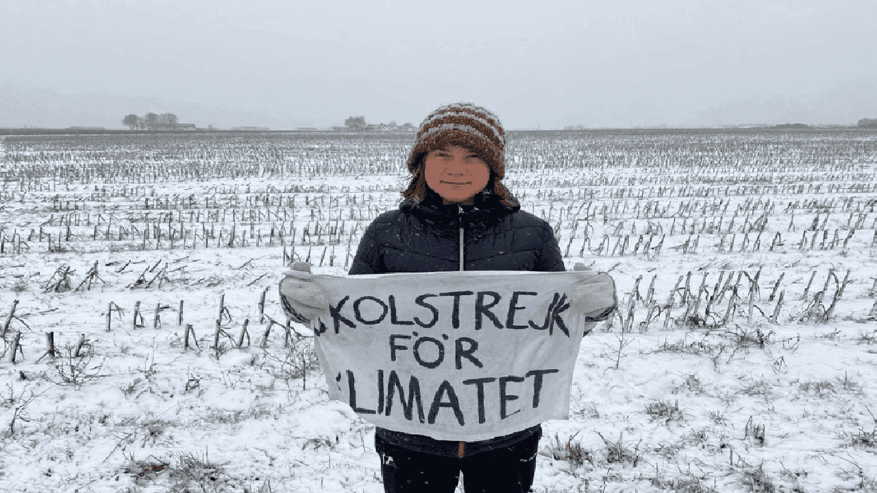 Imagem de ativista Greta Thunberg com cartaz