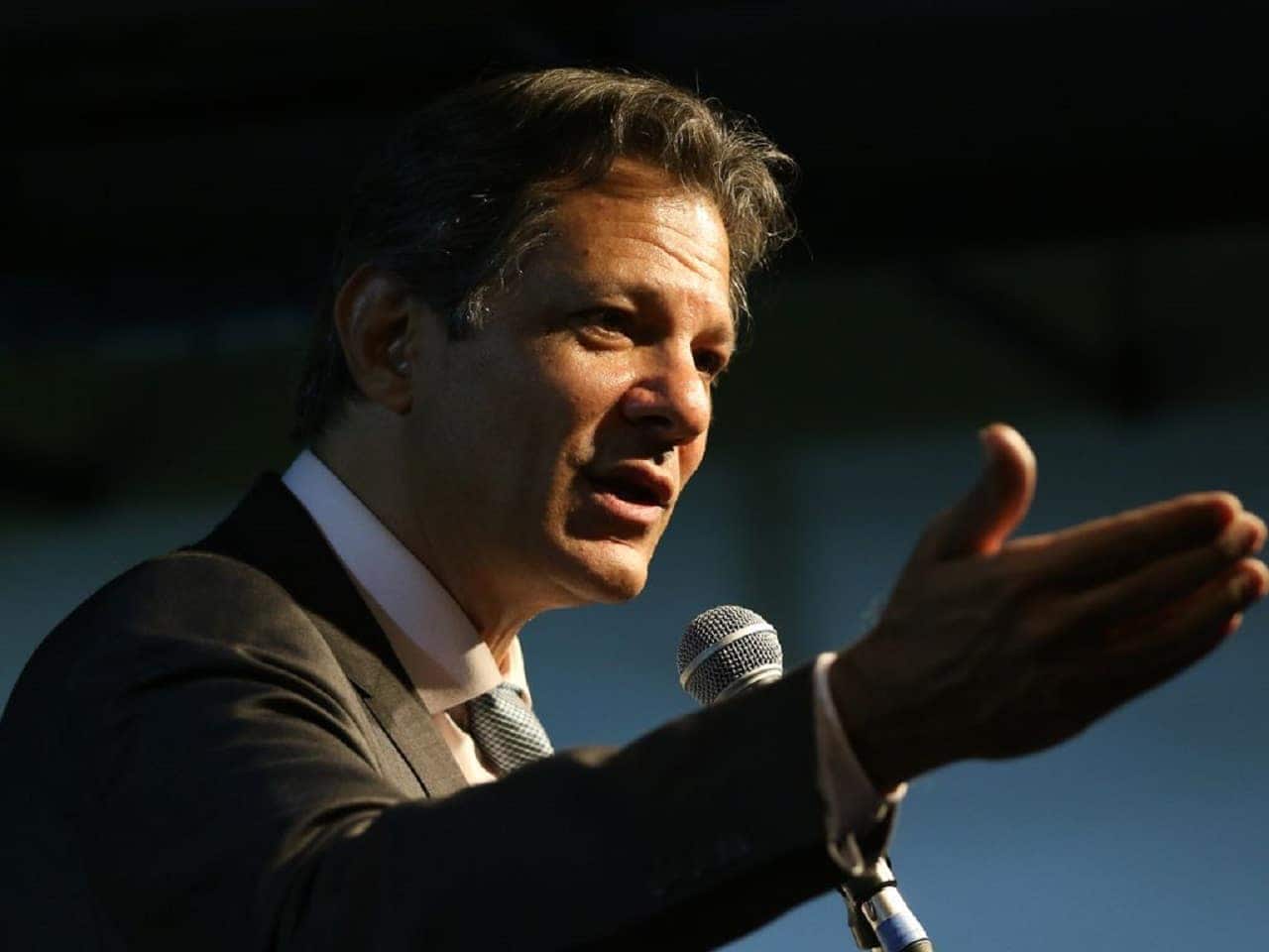 Imagem de Fernando Haddad discursando com microfone