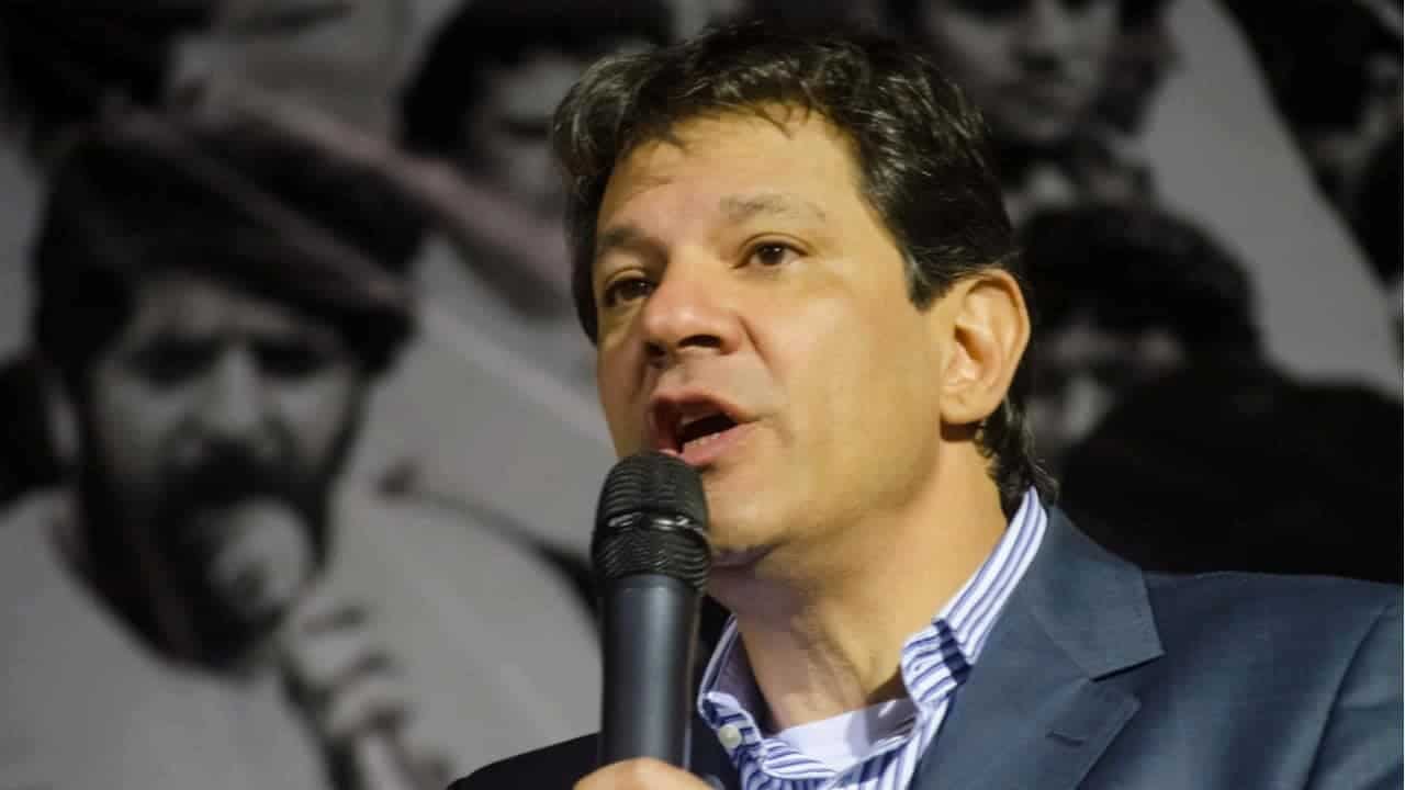Ministro da Fazenda, Fernando Haddad, falando com um microfone