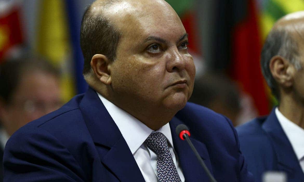 Governador do Distrito Federal Ibaneis Rocha (MDB), em frente a microfone