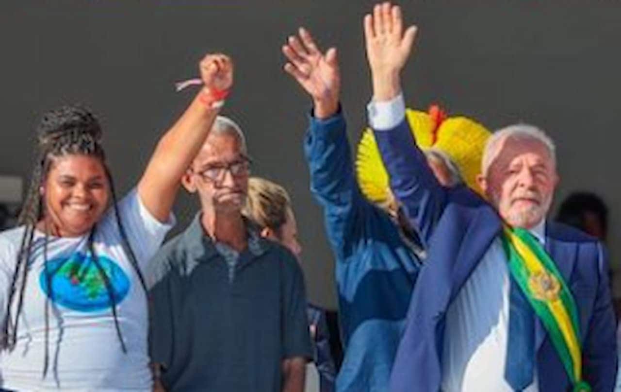 Durante posse de Lula em 2023, várias pessoas subiram como ele para passar a faixa, ao seu lado, está Aline Sousa