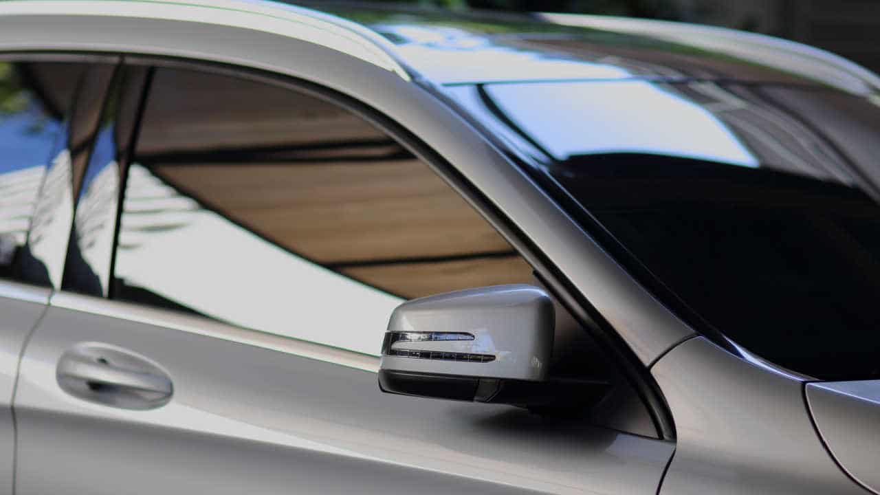 Vidro lateral e diateiro no carro com vidro escurecido pelo insufilm
