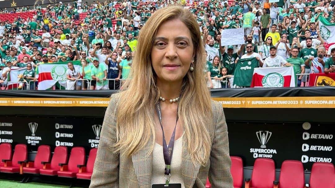 Empresária Leila Pereira em estádio de futebol