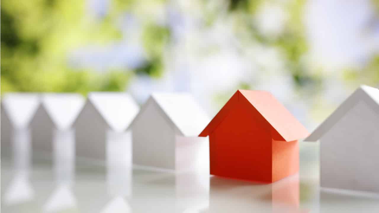 Miniaturas de casas vermelha e brancas