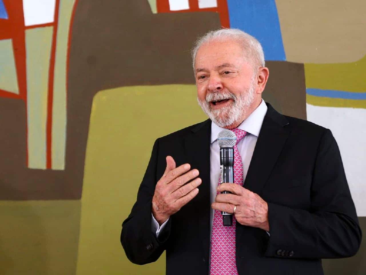Imagem de Luiz Inácio Lula da Silva discursando com microfone