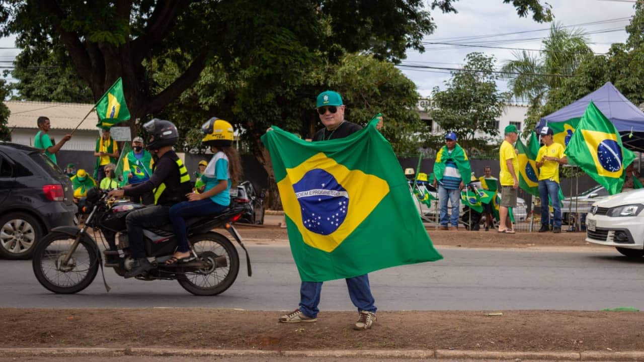 Apoiadores do presidente Bolsonaro realizando ato golpista na cidade de Goiânia, todos com a camiseta da seleção brasileira e com bandeiras do Brasil