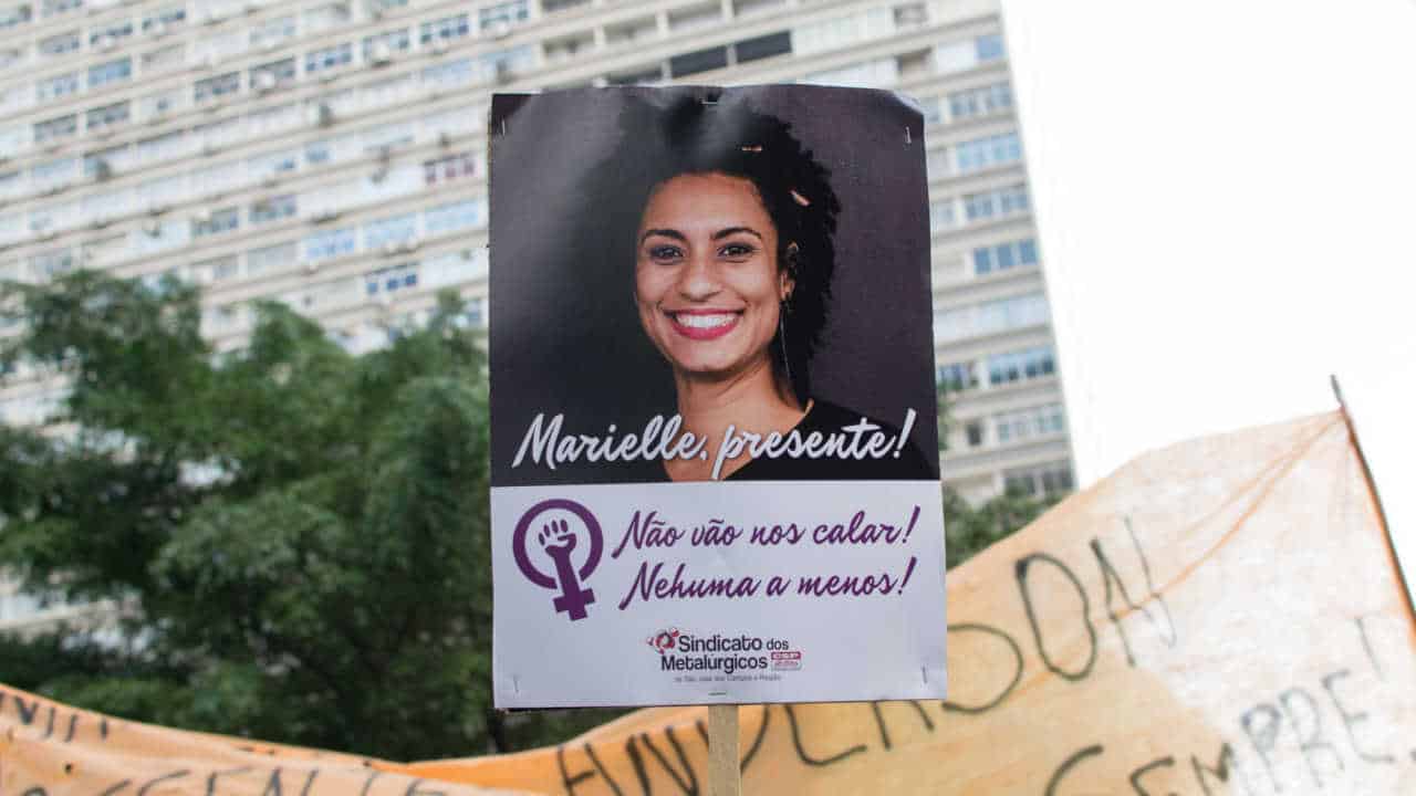 Imagem de um cartaz com a imagem de Marielle Franco