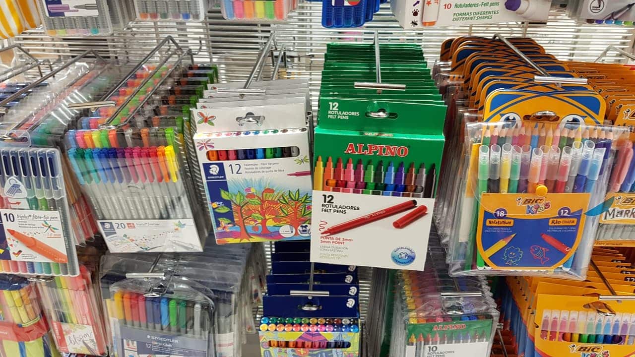 Foto de materiais escolares em loja