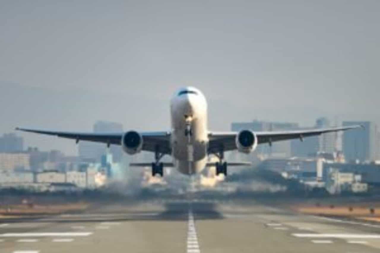 imagem de avião decolando em pista de aeroporto