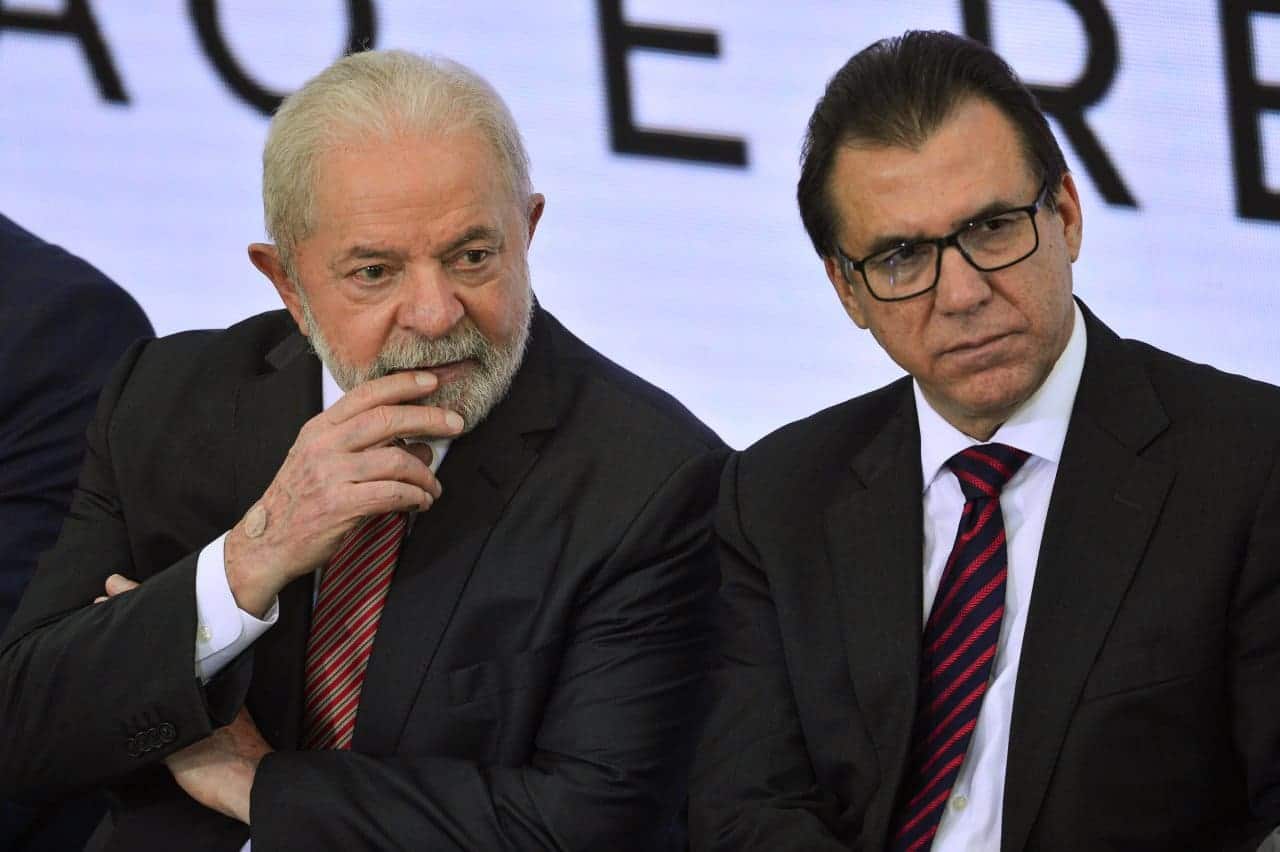 Presidente Lula conversando com o Ministro do Trabalho, Luiz Marinho,