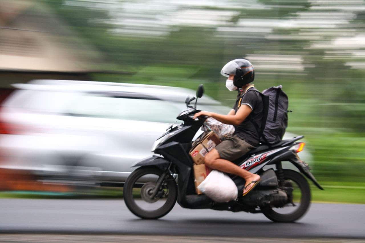 Homem pilota motocicleta na pista em alta velocidade
