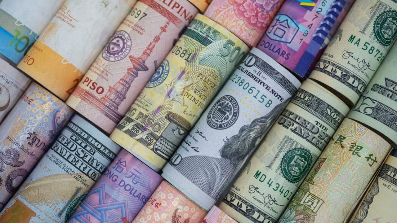 Cédulas de moedas de diversos países do mundo lado a lado