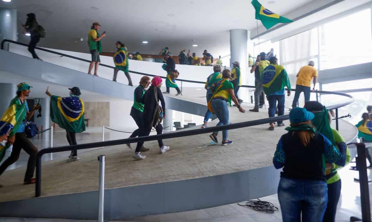 Bolsonaristas invadem Palácio do Planalto