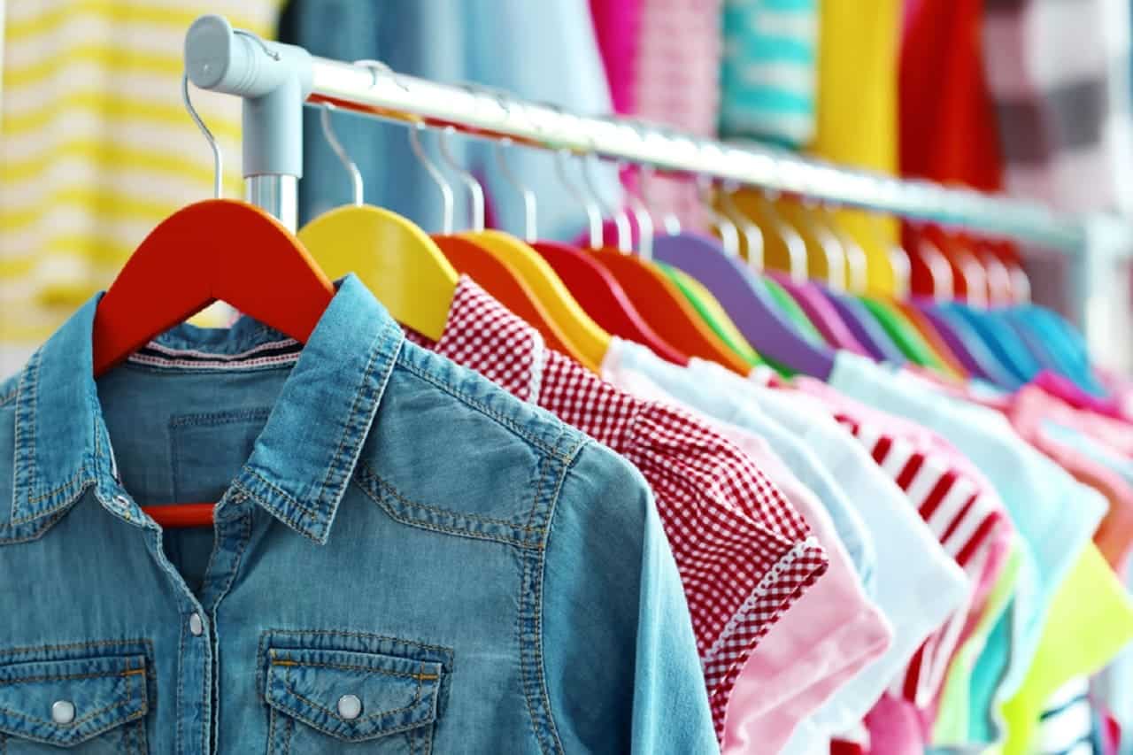 Imagem de roupas de moda infantil penduradas em uma arara