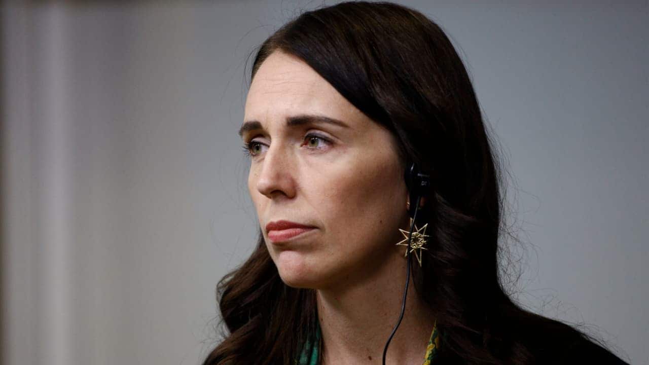 imagem da primeira-ministra da Nova Zelândia, Jacinda Ardern, com expressão triste