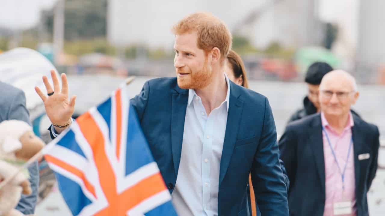 príncipe Harry acena na Inglaterra
