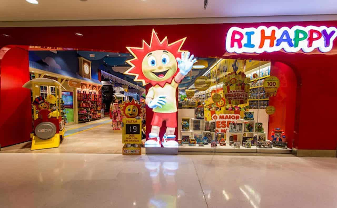 Imagem de mascote da empresa ri happy acenando dentro de loja da franquia