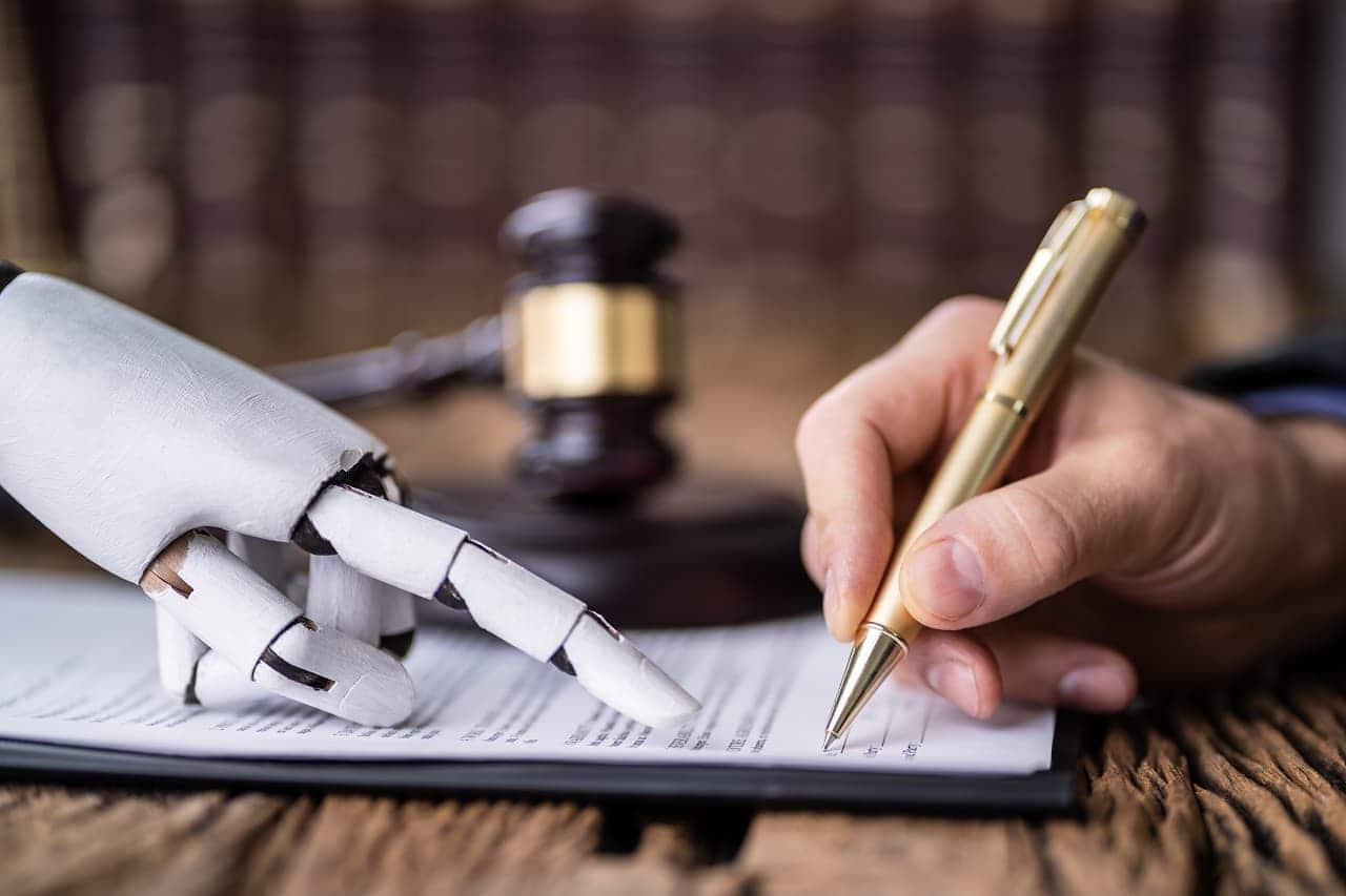Mão robótica ajudando pessoa a assinar documentos sobre a mesa com martelo de tribunal