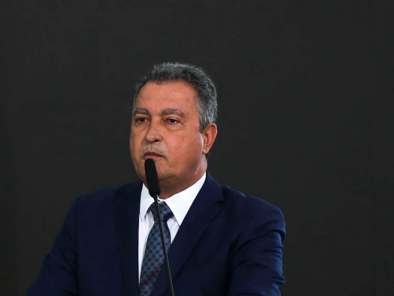 Rui Costa, ministro da Casa Civil, em plano discurso com microfone a frente