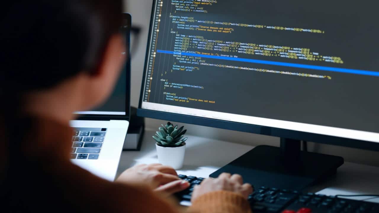 Possível programador utilizando um computador para programar