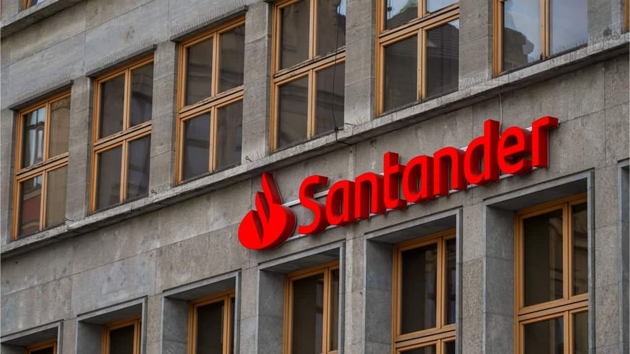 Fachada de prédio do banco Santander