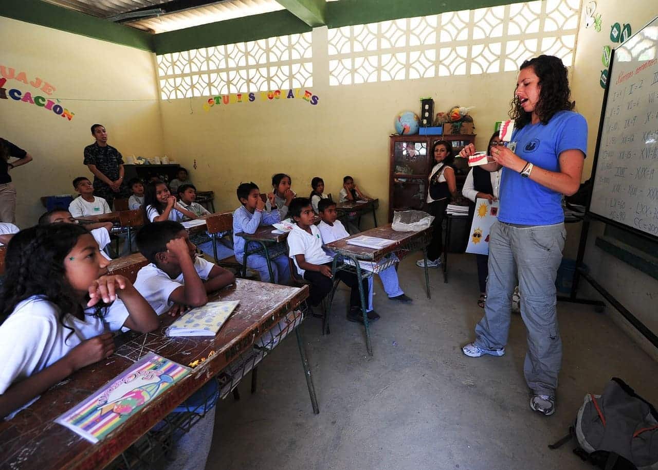 Professora dando aula para uma sala com crianças