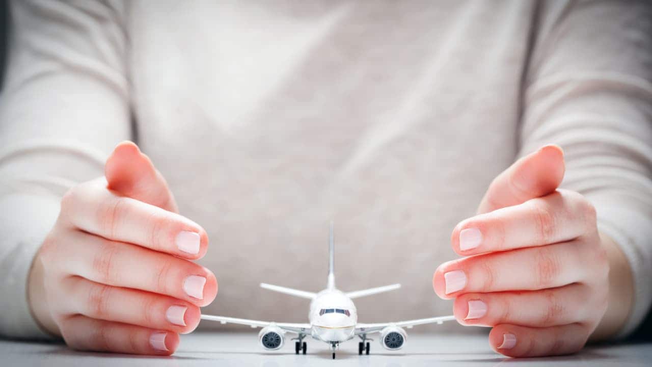 imagem de home protegendo com as mãos miniatura de avião