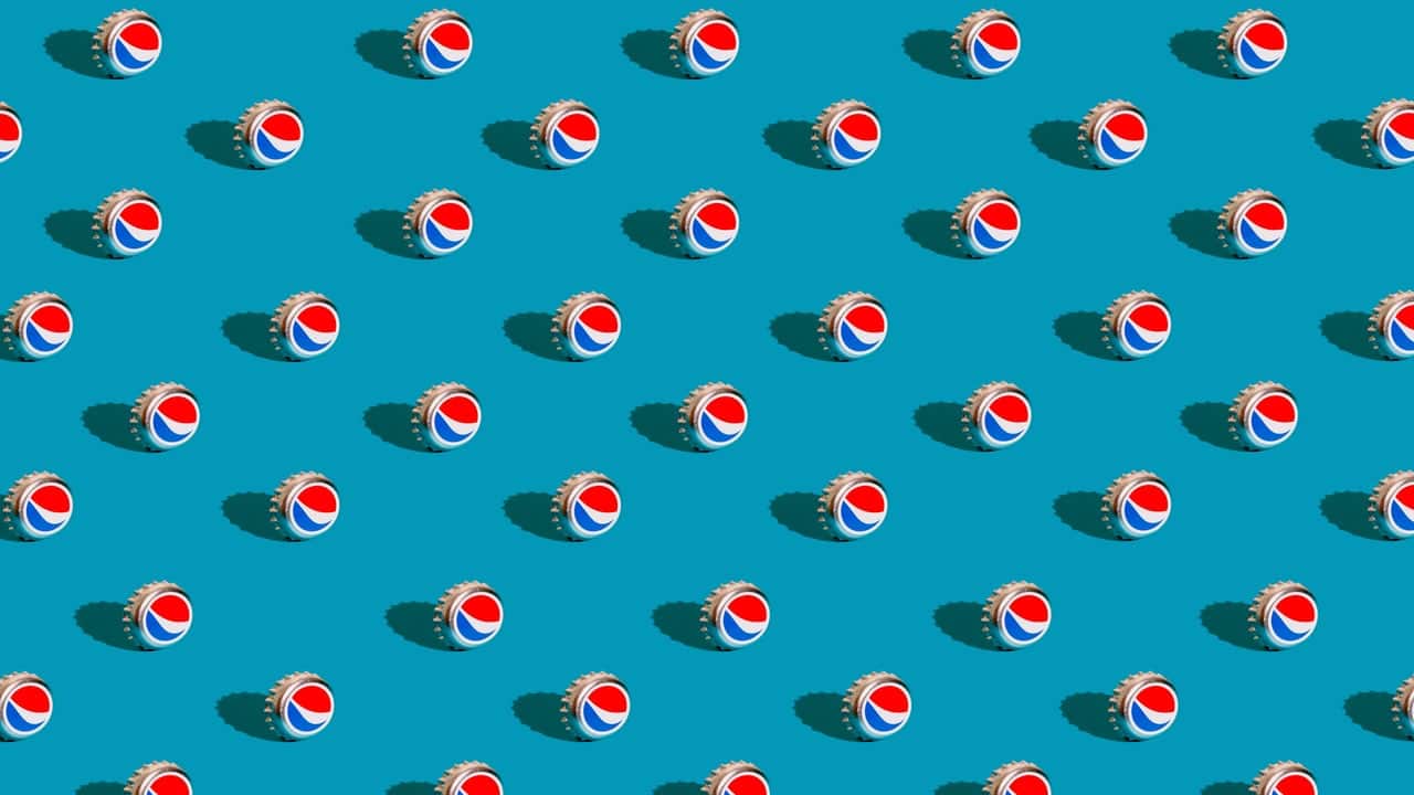 fundo azul com várias imagens do símbolo da Pepsi
