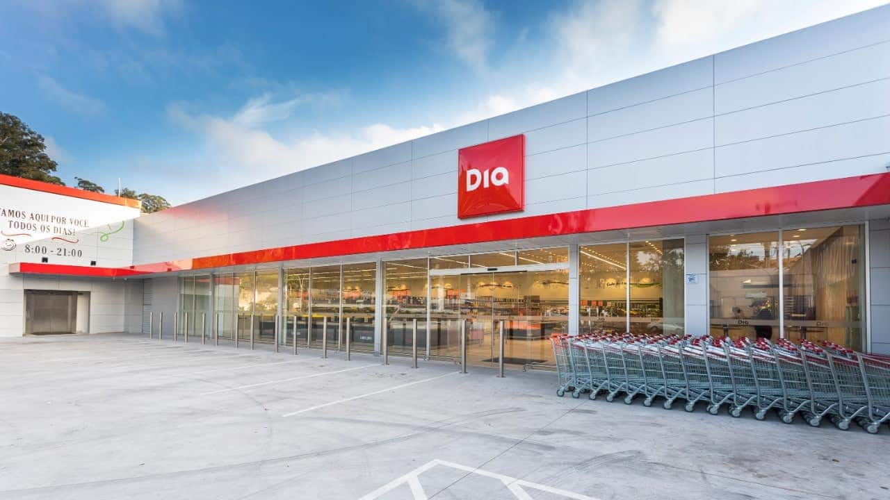 Entrada de uma unidade do Supermercado Dia