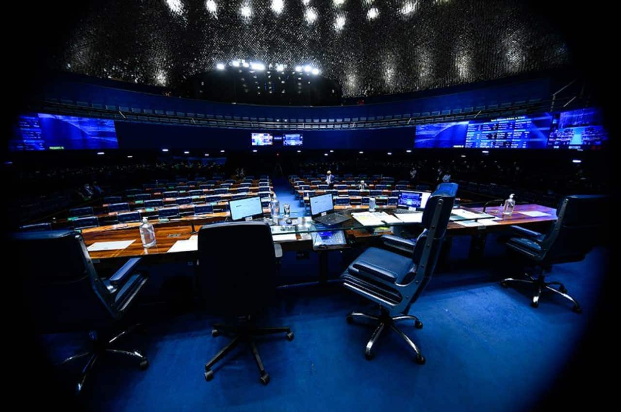 Imagem do plenário do Senado Federal, com tapetes azuis