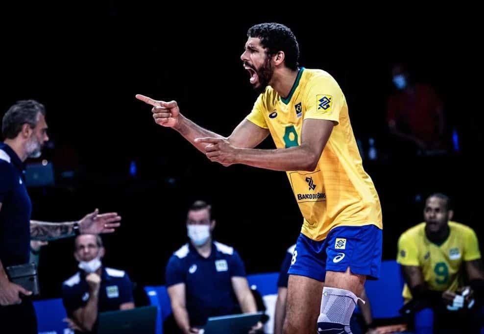 Jogador de vôlei Wallace Leandro de Souza com camisa da Seleção Brasileira, durante um jogo, comemorando e apontado o dedo indicador para frente