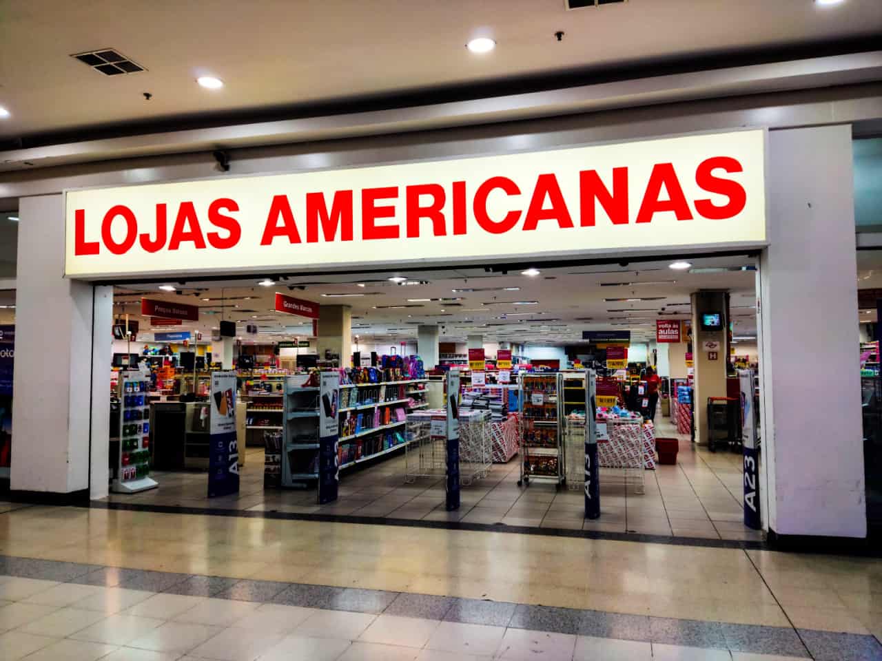 Fachada de uma loja Americanas dentro de um shopping center.