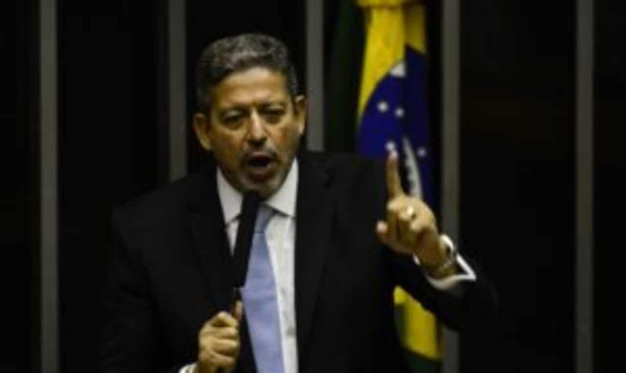 Deputado Arthur Lira discursando na Câmara