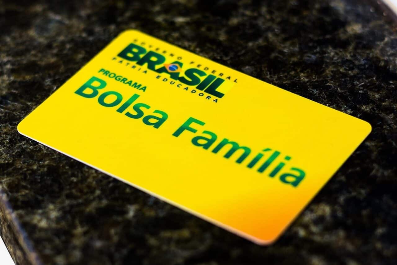 Cartão do Bolsa Família em primeiro plano e um fundo preto