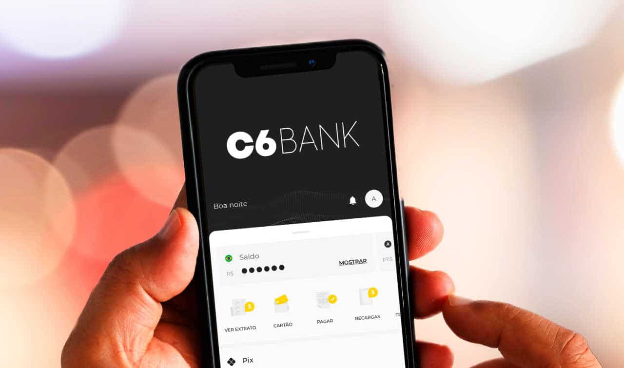 Smartphone aberto no app do C6 Bank