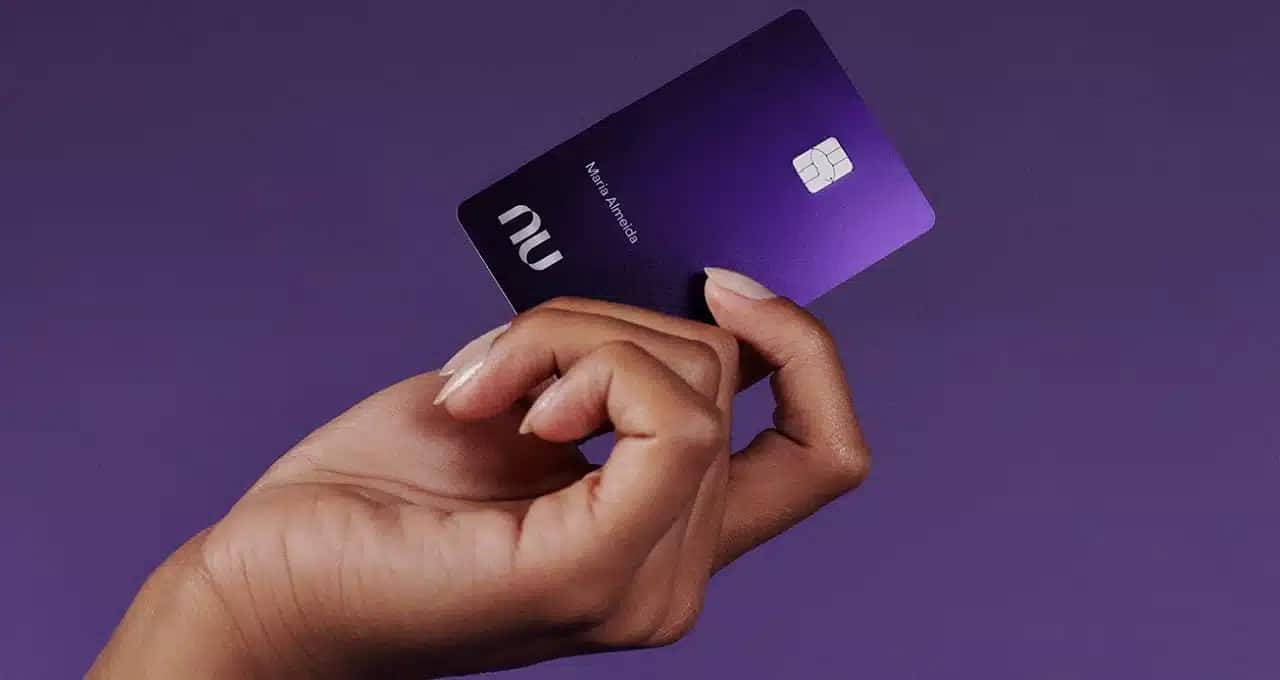 Fundo roxo com o cartão roxo do Nubank