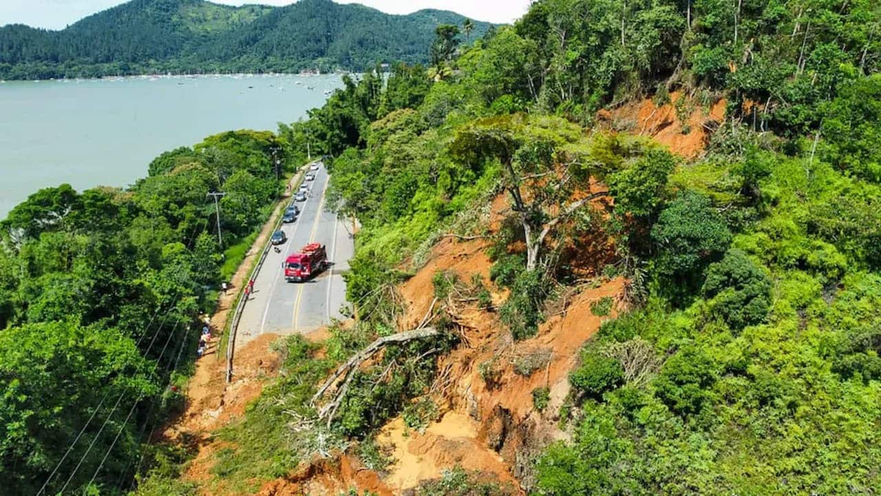 Deslizamento no trecho Rio-Santos, no litoral de São Paulo.