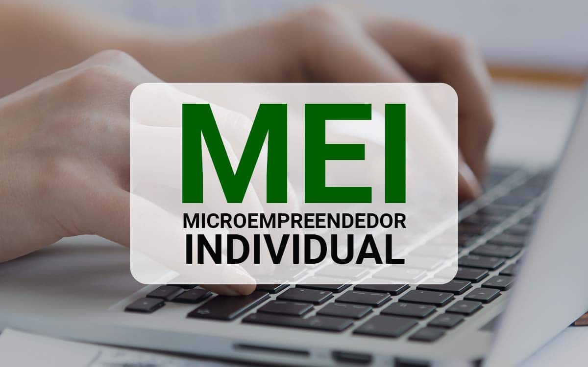 Imagem mostra pessoa digitando e o logo do mei