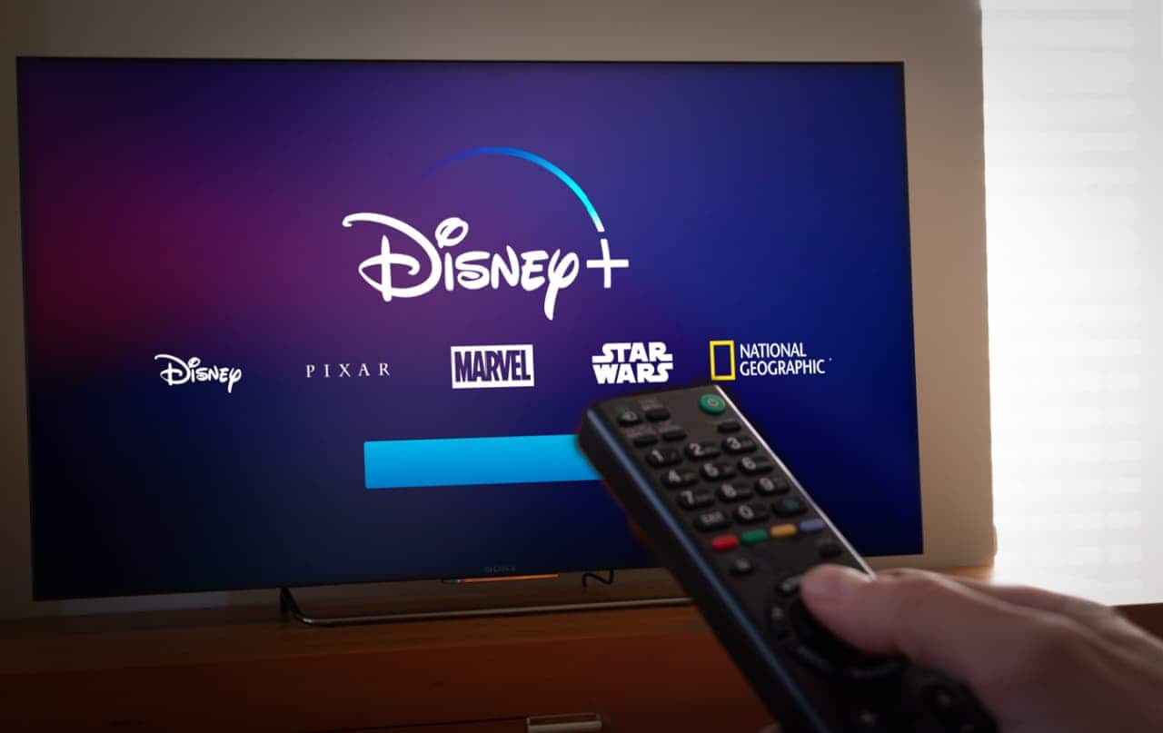 imagem de televisão exibindo streaming da Disney+
