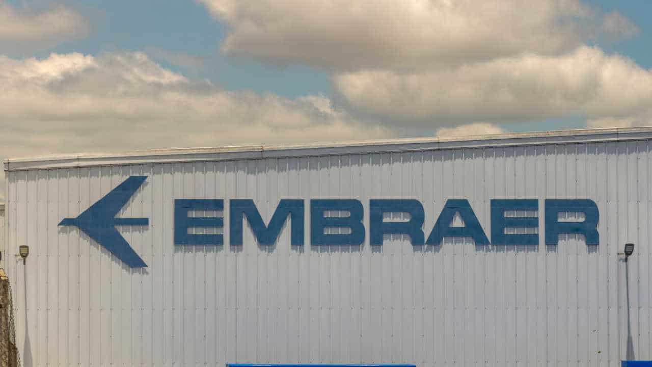 Fachada da Embraer na unidade localizada em Taubaté (SP)