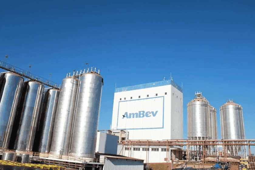 Armazenamento de bebidas e um prédio escrito Ambev