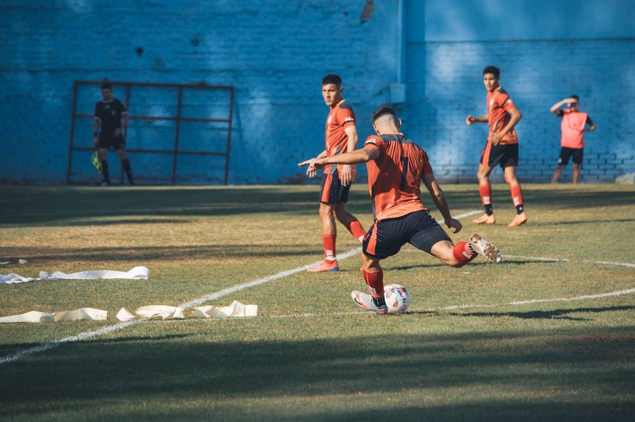 Jogadores de futebol jovens em um campo de futebol