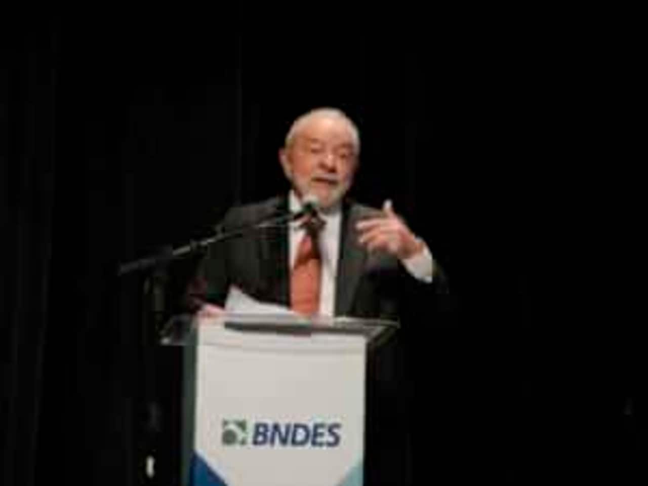 Lula falando em palanque no BNDES